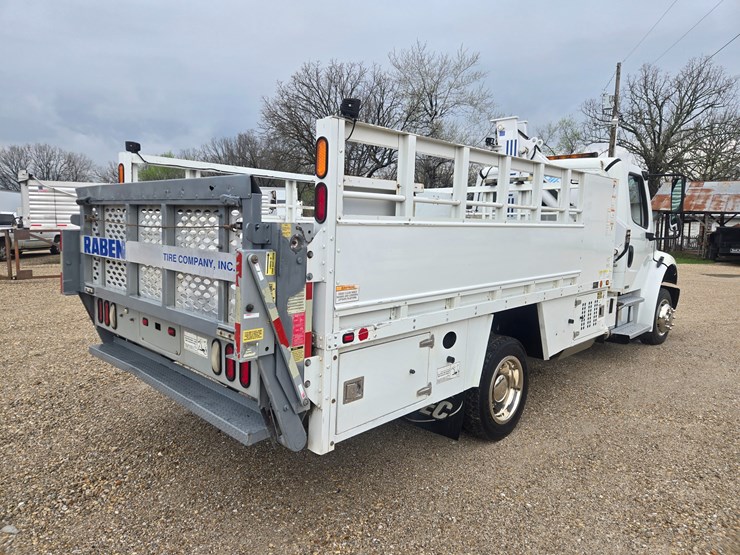 2010-freightliner-m2-106-image-18