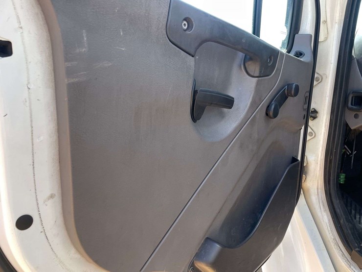 2016-freightliner-m2-106-image-9