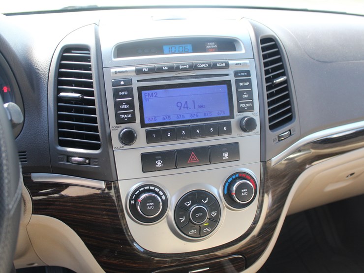 2010-hyundai-santa-fe-image-19