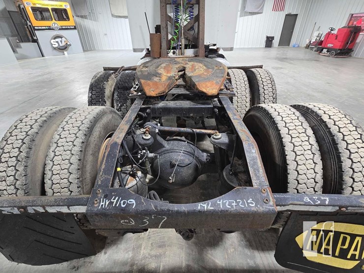 2008-peterbilt-388-image-17