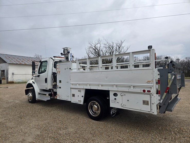 2010-freightliner-m2-106-image-12