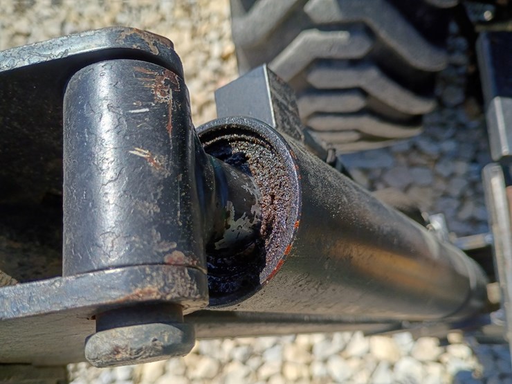 2013-john-deere-1025r-image-59