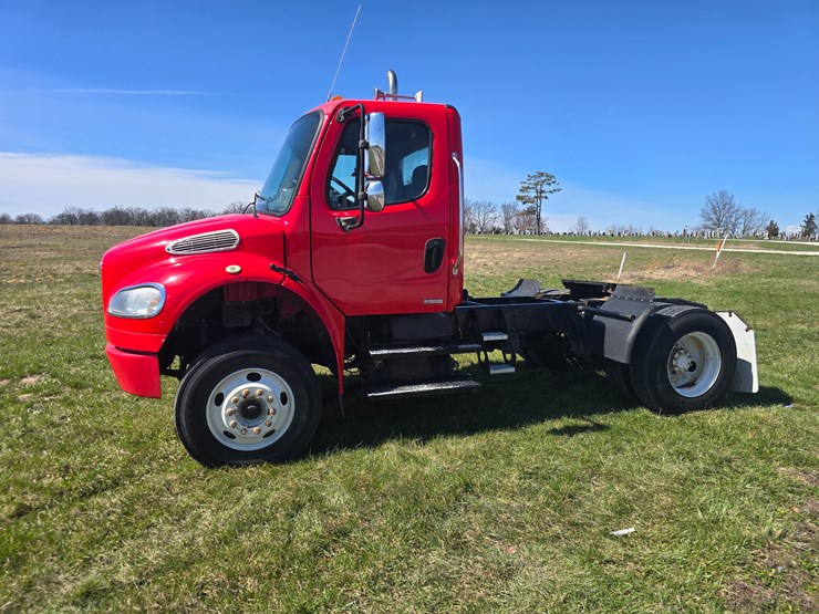 2005-freightliner-m2-106-image-4