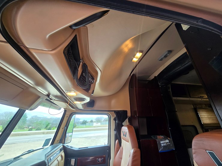 2017-western-star-5700xe-image-60