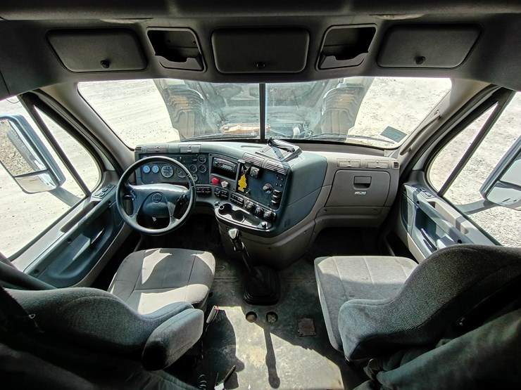 2009-freightliner-cascadia-125-image-82