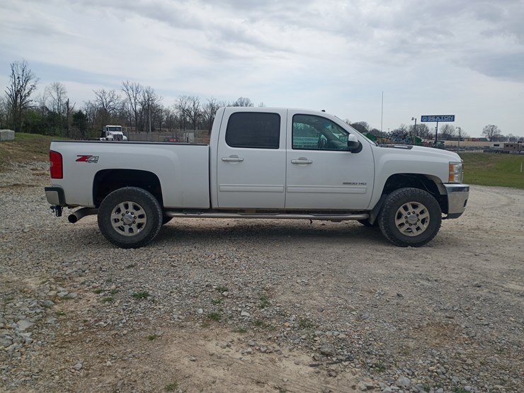 2013-chevrolet-2500-image-12