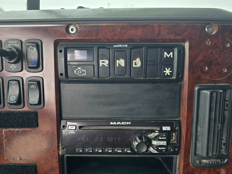 #22593-•-2016-mack-cxu613-pinnacle-sleeper-truck-image-45