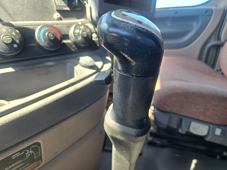 2014-freightliner-cascadia-125-image-63