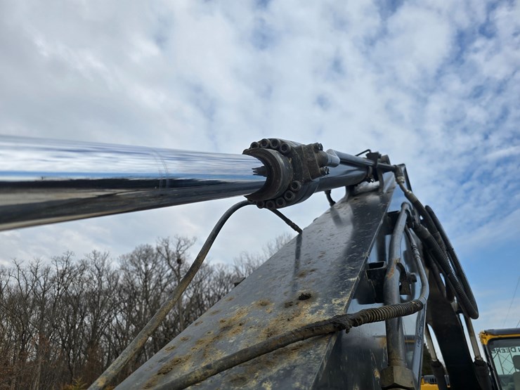 2013-deere-160g-lc-image-23