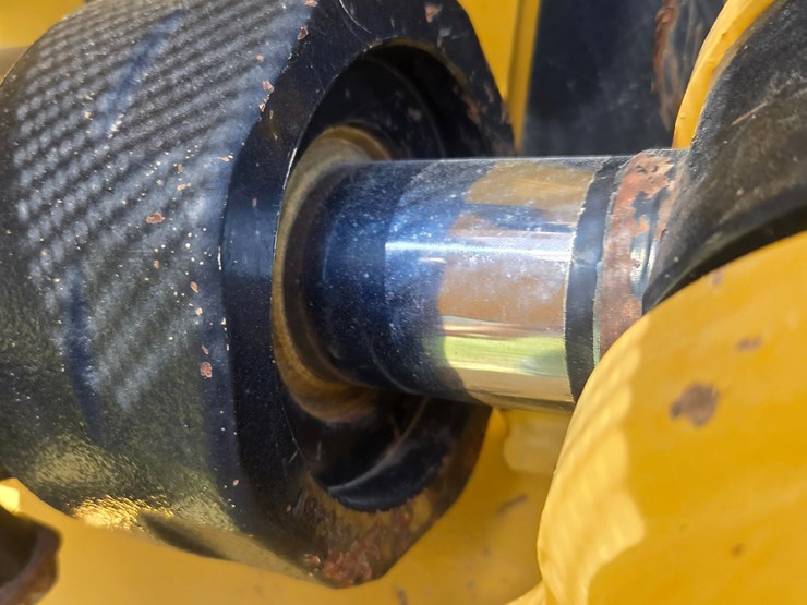 2014-caterpillar-953d-image-104