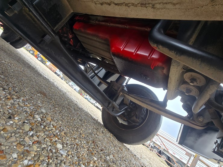 2010-freightliner-m2-106-image-47