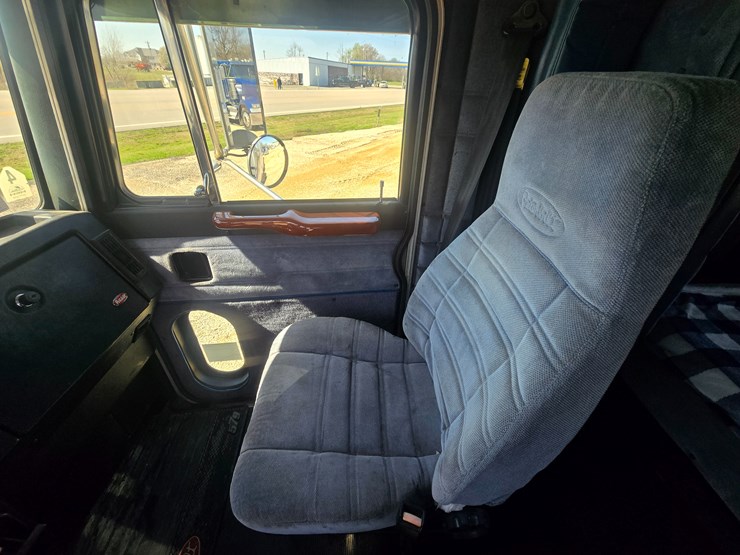 1996-peterbilt-377-image-59