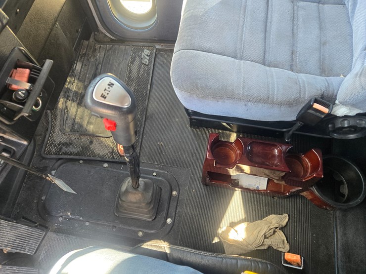 1996-peterbilt-377-image-62