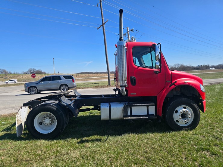 2005-freightliner-m2-106-image-13