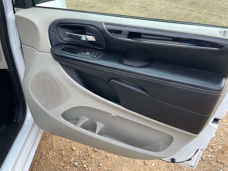 2019-dodge-grand-caravan-sxt-image-16