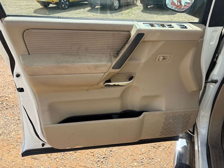 2010-nissan-titan-se-image-12