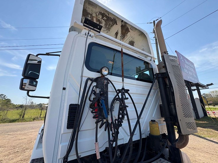 2010-international-8600-image-22