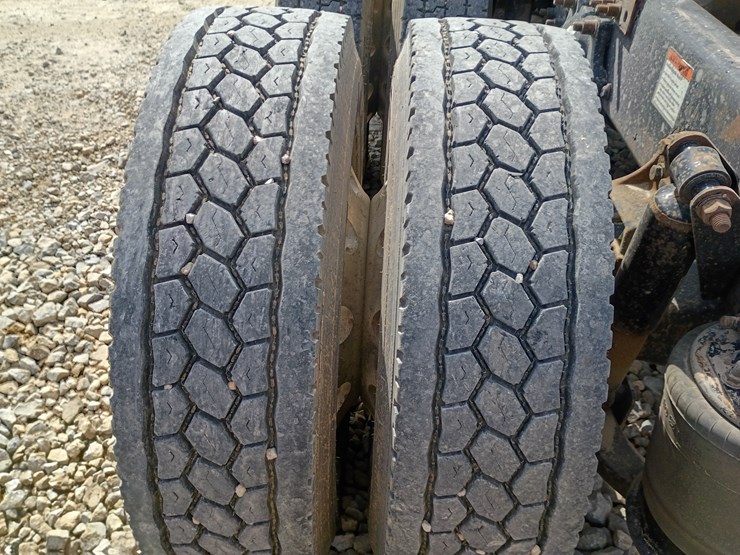 2009-freightliner-cascadia-125-image-100