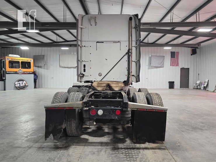 2009-freightliner-columbia-120-image-8