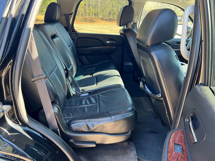 2011-chevrolet-tahoe-image-17