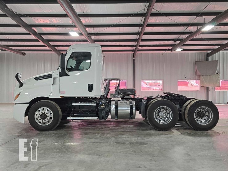 2020-freightliner-cascadia-126-image-5