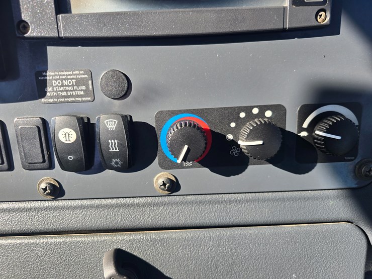 2015-deere-410l-image-86