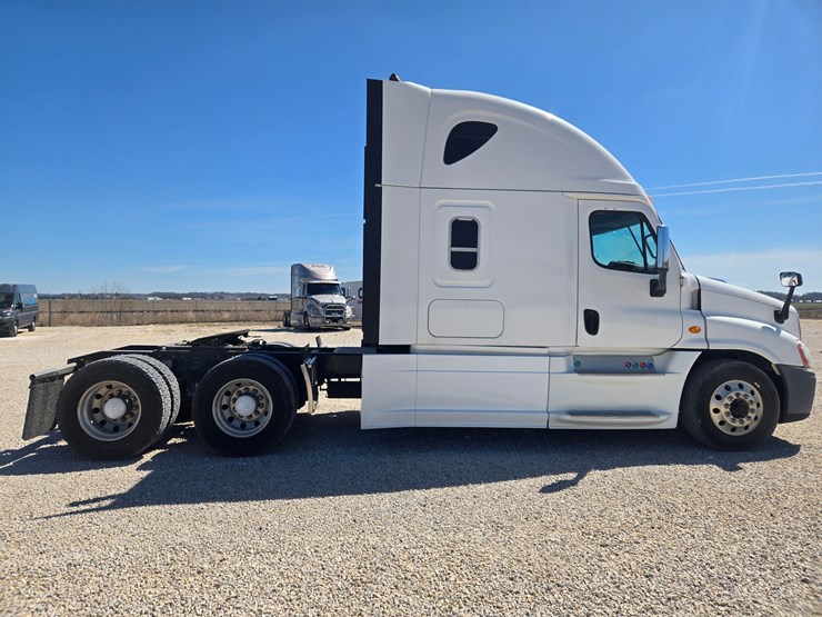 2014-freightliner-cascadia-125-image-21