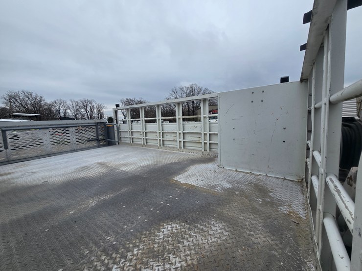 2010-freightliner-m2-106-image-94