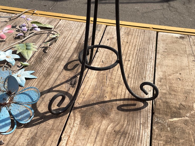 #7026-•-(8)-pieces-yard-art-decorations-(o4)-image-13