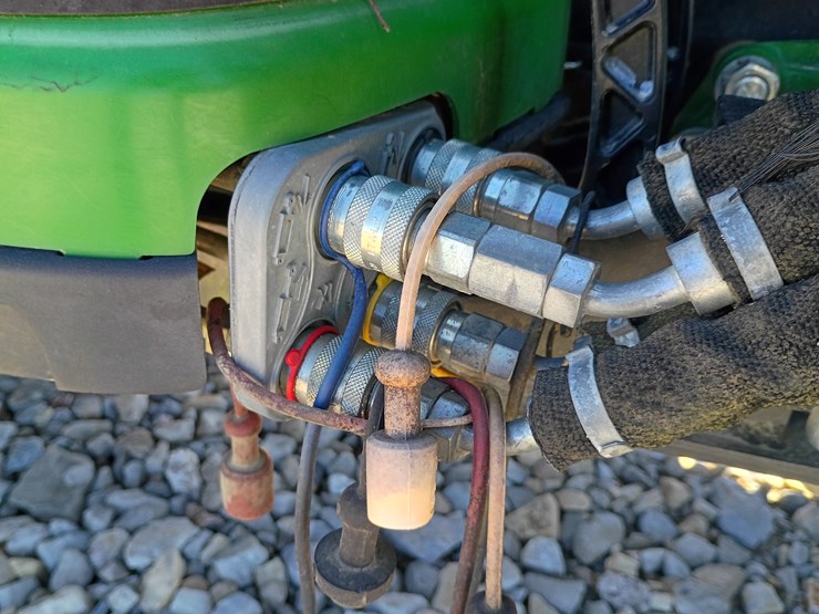 2013-john-deere-1025r-image-42