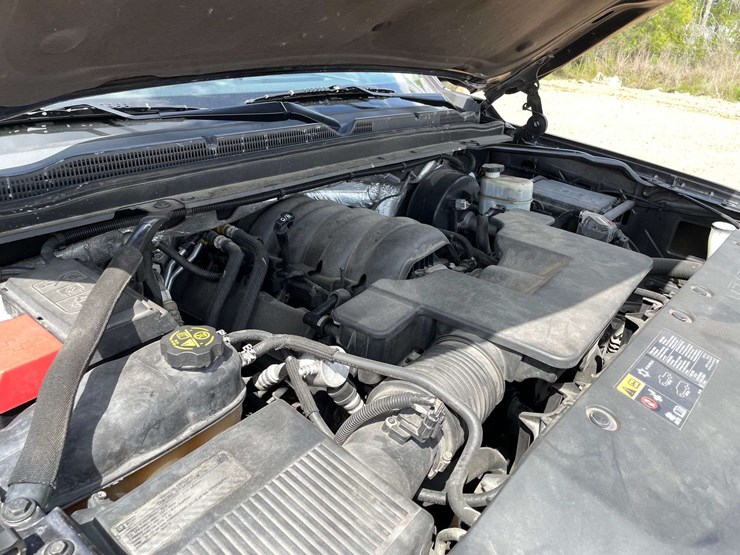 2015-chevrolet-suburban-image-8