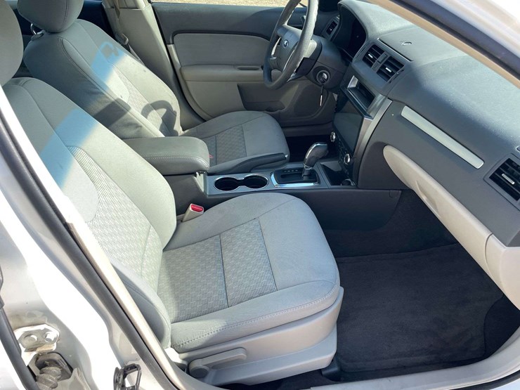 2012-ford-fusion-4-door-sedan-(95,800-miles)-image-18