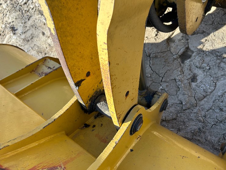 2005-caterpillar-420d-image-17