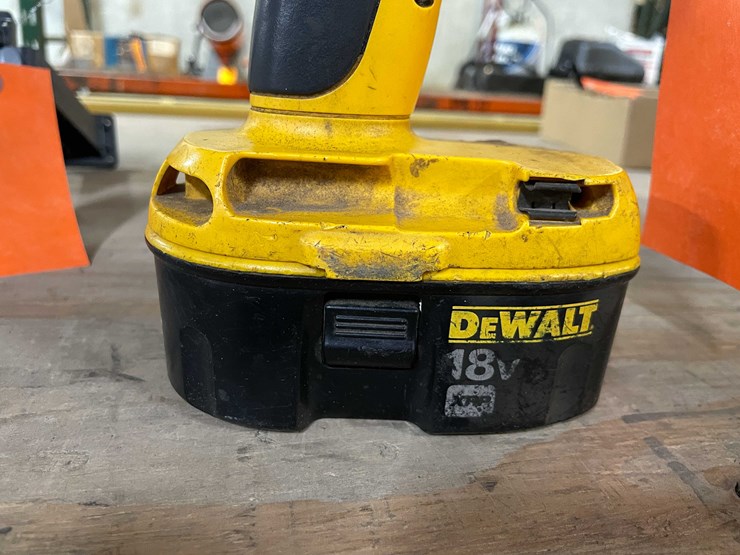 #2431-•-dewalt-18-volt-cordless-hammer-drill-and-battery-(pr12)-image-5