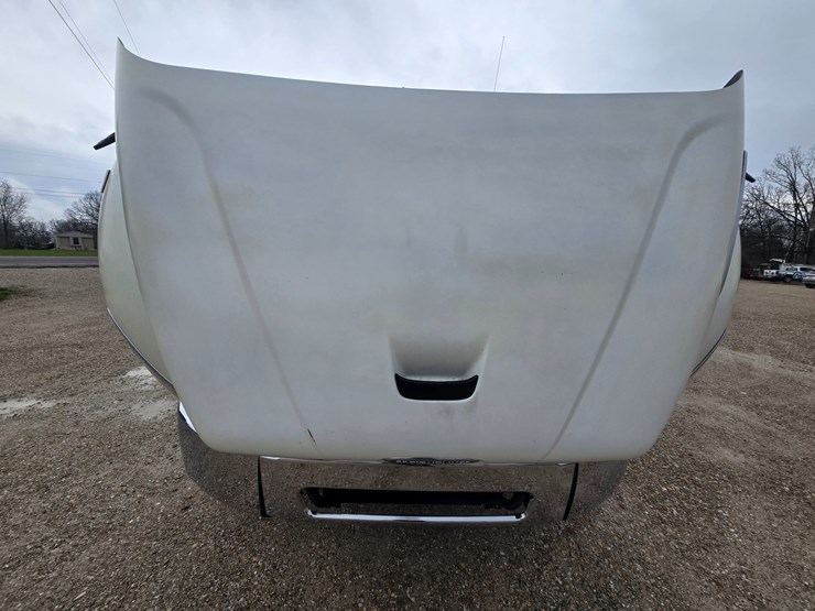 2010-freightliner-m2-106-image-42