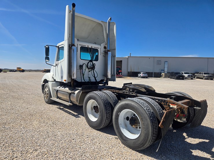 2006-freightliner-columbia-120-image-10