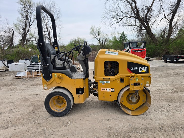 2018-caterpillar-cc24b-image-13