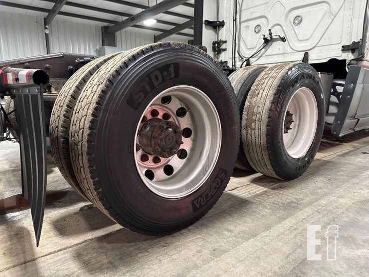 2014-freightliner-cascadia-125-image-33