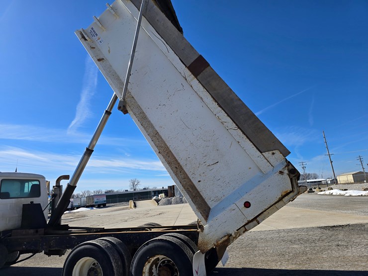 2001-mack-rd688s-image-57