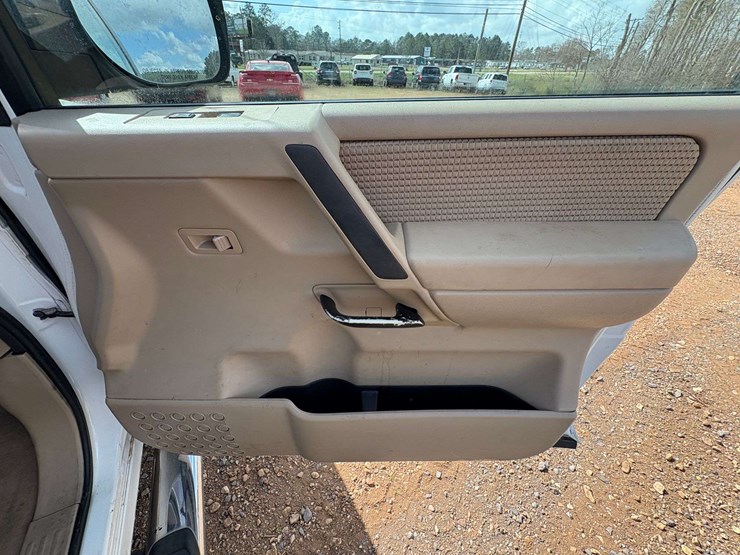 2010-nissan-titan-se-image-21