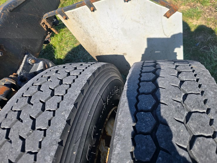 2005-freightliner-m2-106-image-54