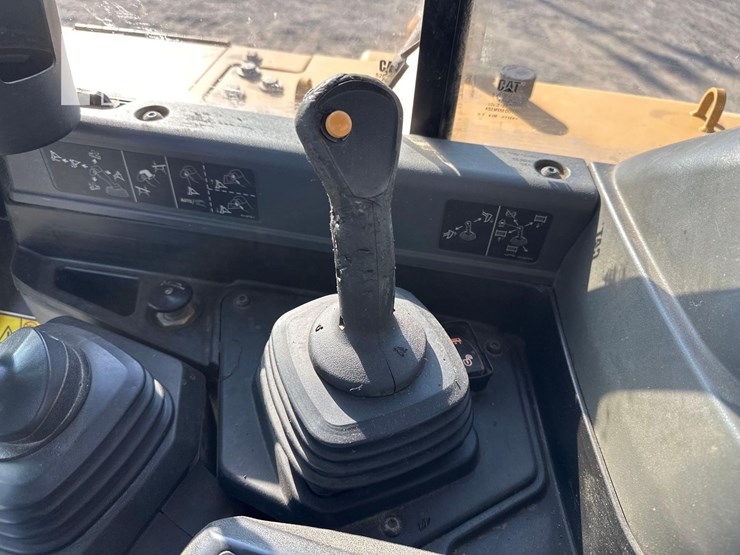 2019-caterpillar-d6-xe-lgp-image-24