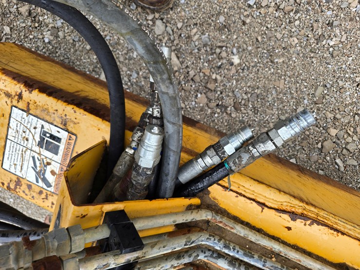 2006-deere-1812c-image-22