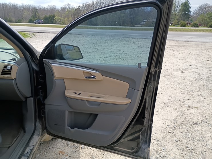 2011-chevrolet-traverse-image-33