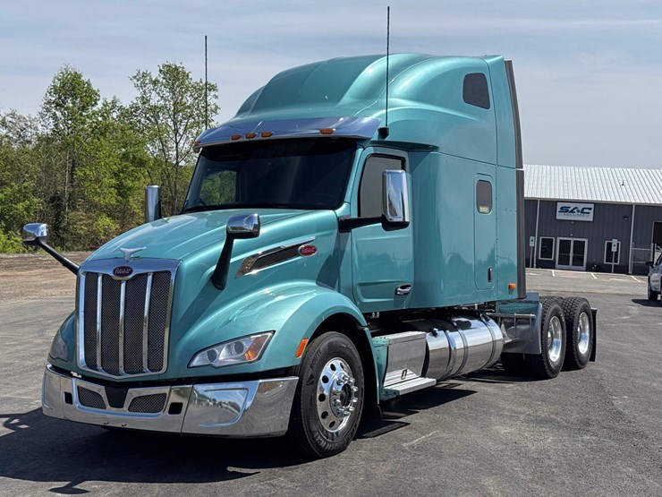 2023-peterbilt-579-image-1