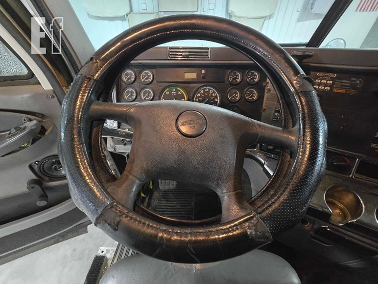 2009-freightliner-columbia-120-image-10