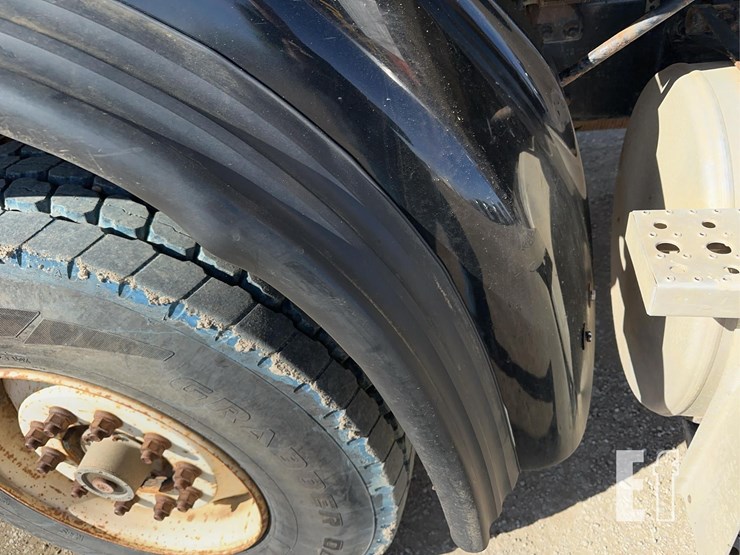 2005-sterling-lt9500-image-32