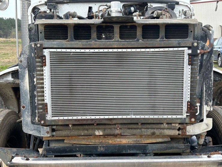 2001-peterbilt-330-image-50