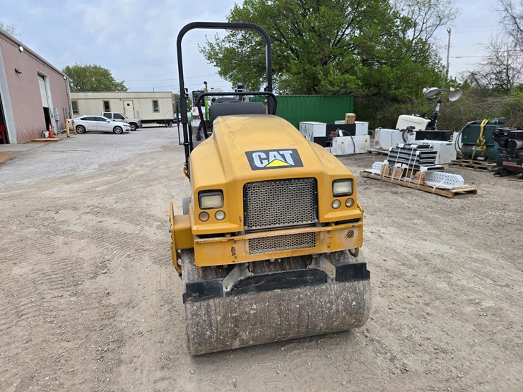 2018-caterpillar-cc24b-image-19