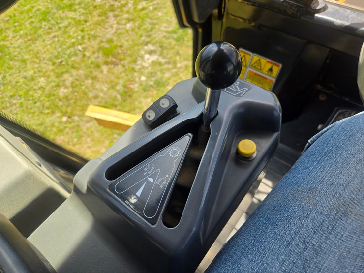 2014-caterpillar-953d-image-58